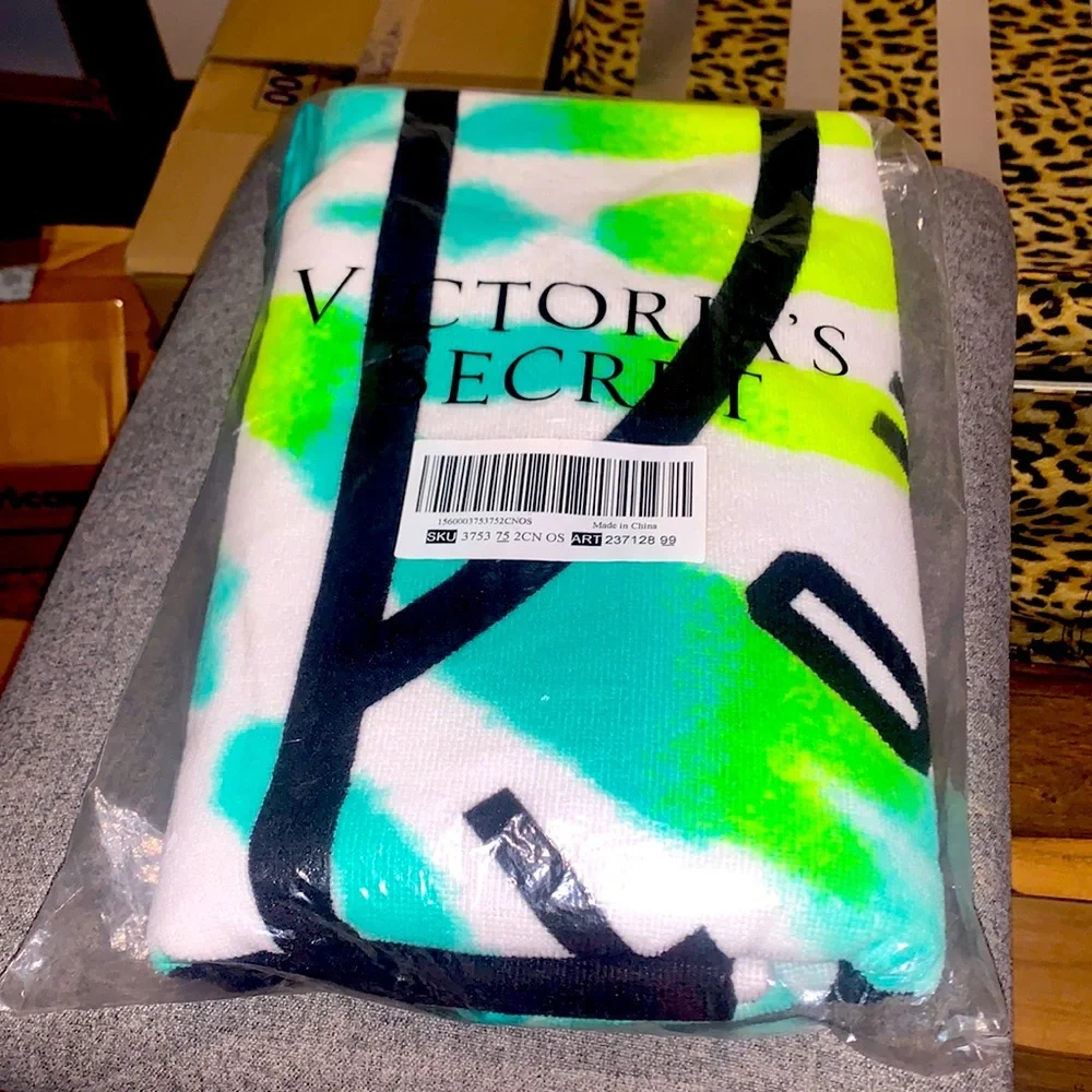Victoria’s Secret PINK Green Tie Dye Large Round Beach Towel